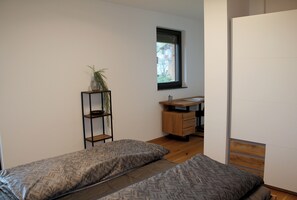 Apartamento, balcón, vistas al lago | Cortinas opacas y wifi gratis