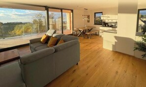 Maisonnette, balkon, uitzicht op meer | Woonruimte | Een 55-inch smart-tv met satellietzenders