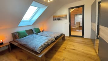 Căn hộ, ban công, quang cảnh hồ | Màn/rèm cản sáng, truy cập Internet không dây miễn phí