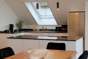 Căn hộ, ban công, quang cảnh hồ | Bếp riêng | Tủ lạnh, lò vi sóng, lò nướng, bếp nấu 