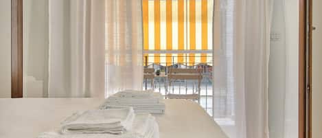 1 bedroom, internet, bed sheets