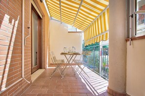 Outdoor dining - Cozy apartment with private terrace (Arezzo)