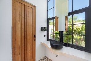 Interior - The Lazy Lama Hostel (pecatu)