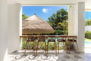 Outdoor dining - The Lazy Lama Hostel (pecatu)