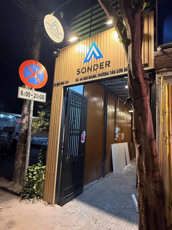 A building with a sign reading "Sonder" and a no parking sign. - Sonder Hau Giang Hotel (Tan Binh)