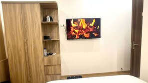 Desk, free WiFi - Sonder Hau Giang Hotel (Tan Binh)