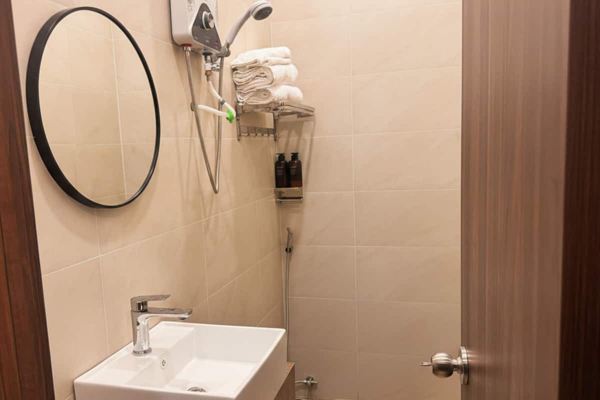 Shower, towels, soap, shampoo