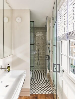 Shower, hair dryer, towels, soap - Nobu Penthouse Marylebone Selfridges Mayfair (London)