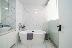 Apartamento superior, 2 habitaciones, balcón, vistas a la ciudad | Ba ño | Artículos de higiene personal gratuitos, secador de pelo y zapatillas