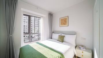Apartamento superior, 2 quartos, sacada, vista para a cidade | Escrivaninha, espaço de trabalho para notebook, Wi-Fi de cortesia