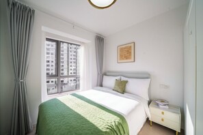 Superior-Apartment, 2 Schlafzimmer, Balkon, Stadtblick | Schreibtisch, laptopgeeigneter Arbeitsplatz, kostenloses WLAN