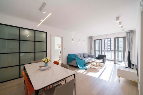 Tyms Xujiahui 2BR Apt Near Metro