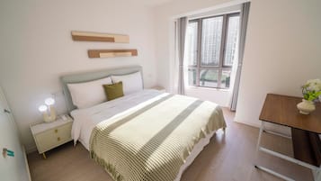 Apartamento superior, 2 quartos, sacada, vista para a cidade | Escrivaninha, espaço de trabalho para notebook, Wi-Fi de cortesia