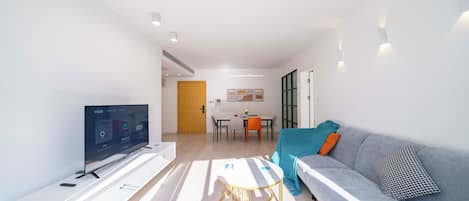 Departamento superior, 2 habitaciones, balcón, vista a la ciudad | Área de sala de estar