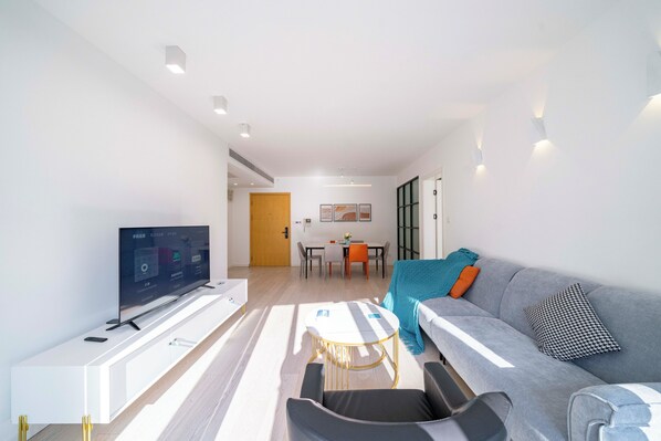 Apartamento superior, 2 habitaciones, balcón, vistas a la ciudad | Zona de estar