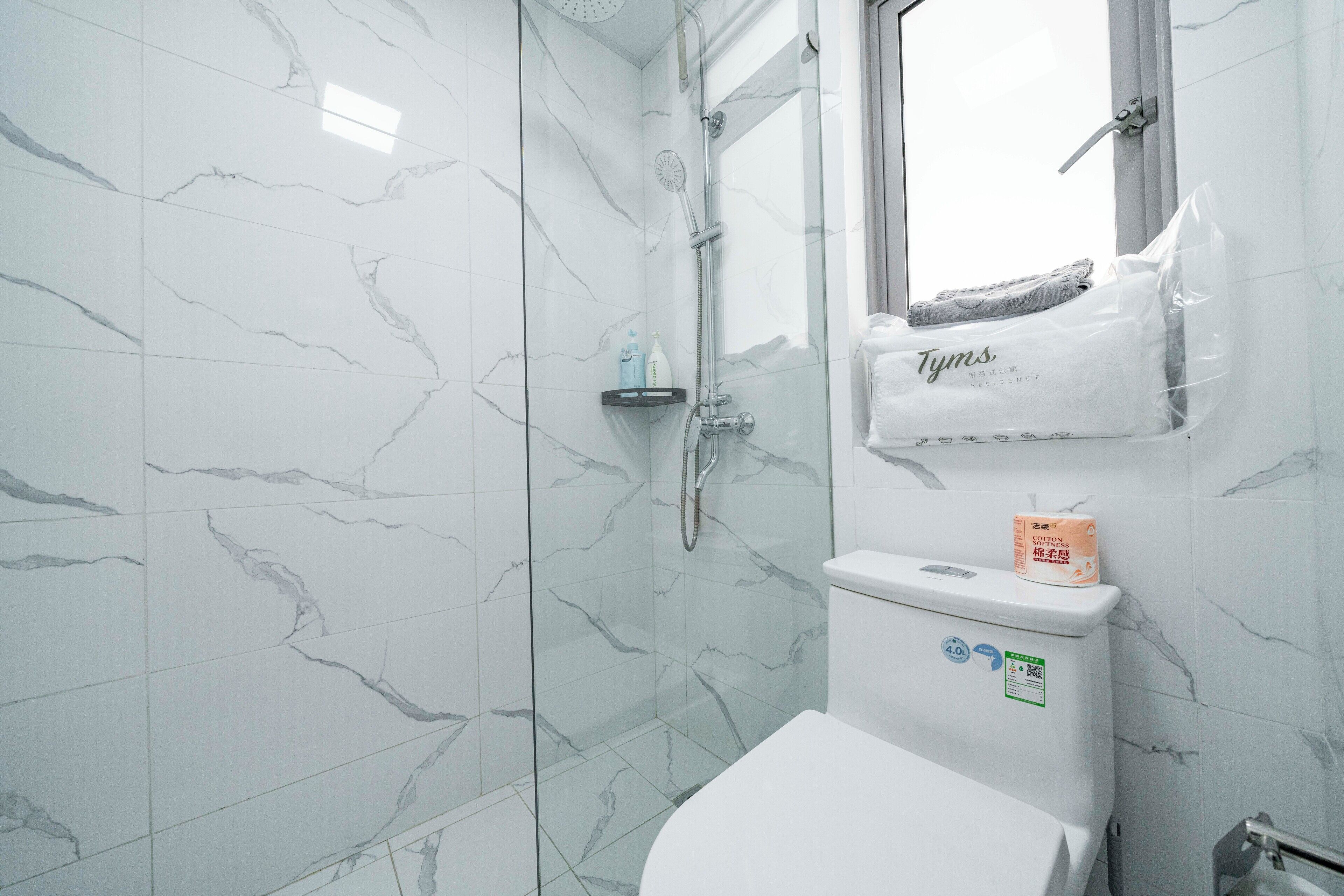 Superior-Apartment, 2 Schlafzimmer, Balkon, Stadtblick | Badezimmer | Kostenlose Toilettenartikel, Haartrockner, Hausschuhe, Handtücher