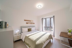 Apartamento superior, 2 habitaciones, balcón, vistas a la ciudad | Escritorio, espacio para trabajar con un portátil, wifi gratis