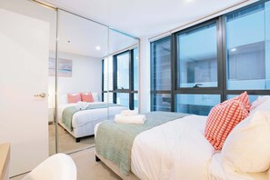 2 bedrooms, desk, WiFi, bed sheets - CBD Epicenter Spacious 2BR 2Bath Gym Pool (Melbourne)