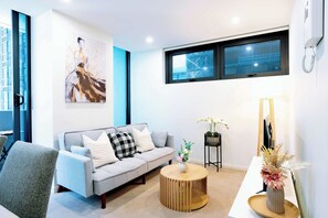 TV, offices - CBD Epicenter Spacious 2BR 2Bath Gym Pool (Melbourne)