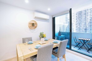 Dining - CBD Epicenter Spacious 2BR 2Bath Gym Pool (Melbourne)