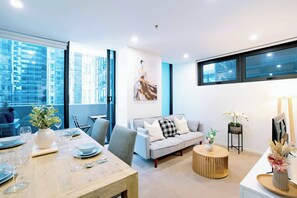 Dining - CBD Epicenter Spacious 2BR 2Bath Gym Pool (Melbourne)