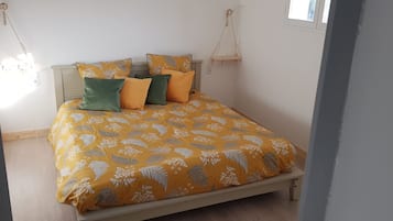 Iron/ironing board, WiFi, bed sheets