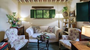 A cozy living room with a sofa, two armchairs, a small table, a bookshelf, and a window with shutters. - Il Gallinaio, Vivo D'Orcia (Vivo D'orcia)