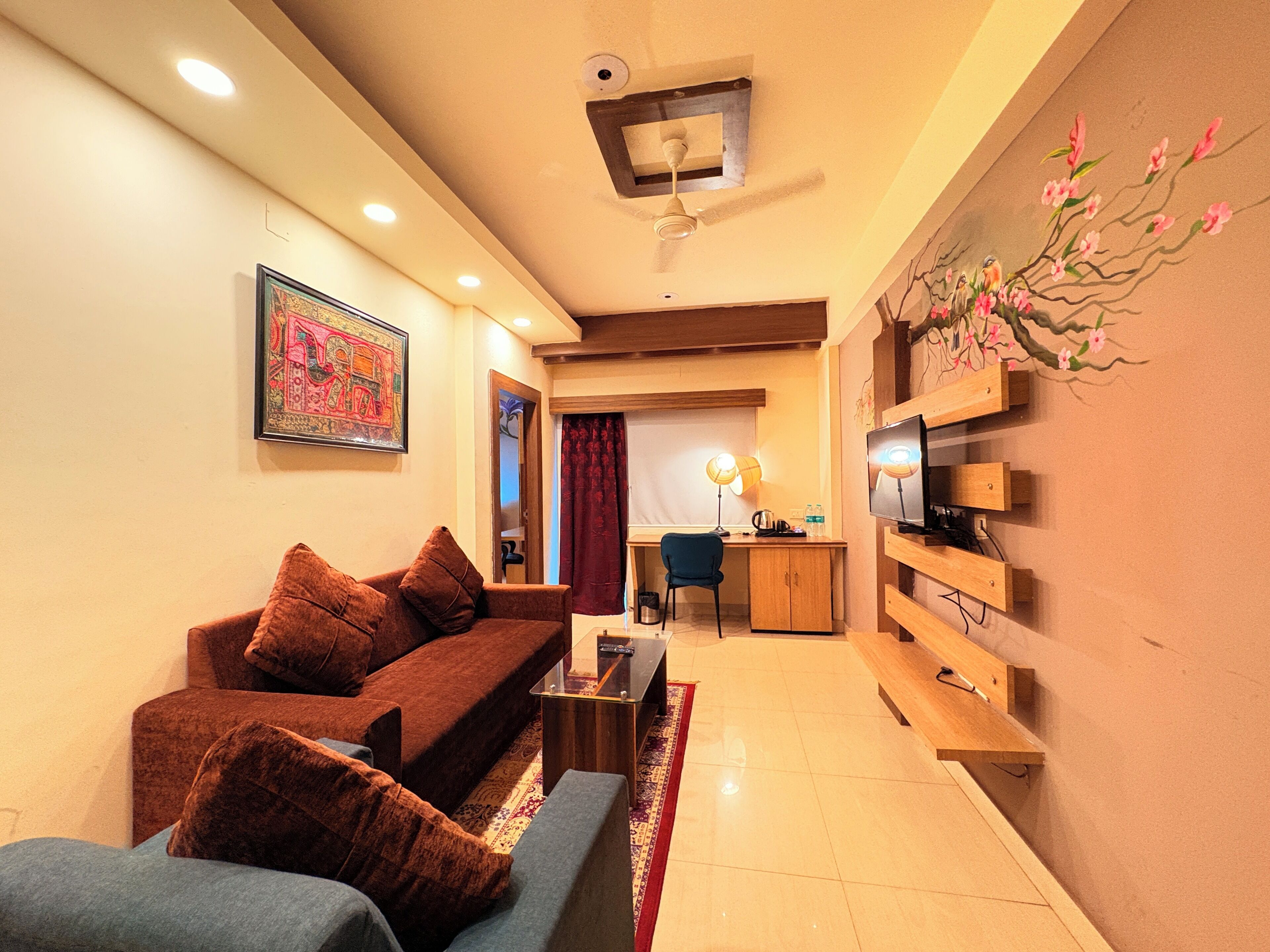 مكتب وتجهيزات عازلة للصوت وواي فاي مجانًا وملاءات أسرّة