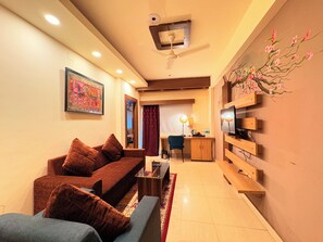 Desk, soundproofing, free WiFi, bed sheets - Wildberrys Suites Baliapanda Rd (Brahmagiri)