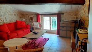 Una televisión, un reproductor de DVD, libros