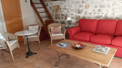 Gîte le Lieu Plaisant. 3 stars. Inner courtyard. In Saint Guilhem-le-Desert.