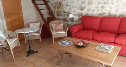 Gîte le Lieu Plaisant. 3 stars. Inner courtyard. In Saint Guilhem-le-Desert.