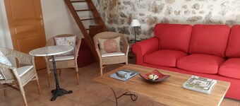 Gîte le Lieu Plaisant. 3 stars. Inner courtyard. In Saint Guilhem-le-Desert.