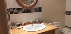 Douche, sèche-cheveux, serviettes fournies, papier toilette