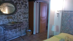 3 habitaciones, tabla de planchar con plancha y cuna de viaje 