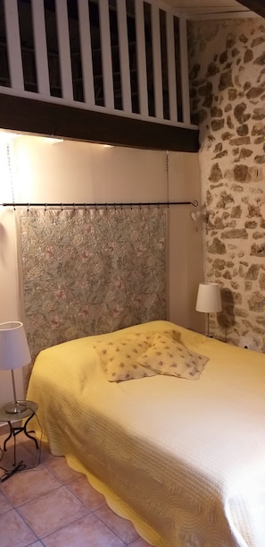 3 dormitorios, tabla de planchar con plancha, cuna de viaje