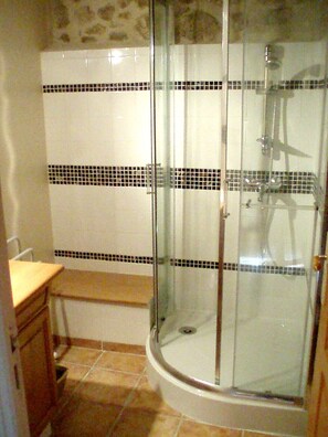 Regadera, secadora de cabello, toallas, papel de baño 