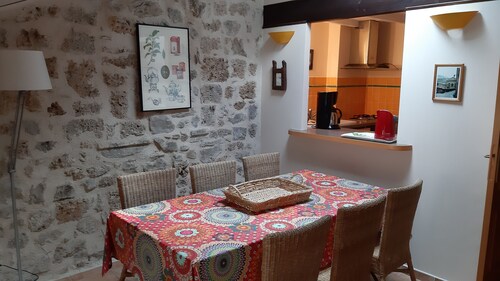 Gîte le Lieu Plaisant. 3 stars. Inner courtyard. In Saint Guilhem-le-Desert.