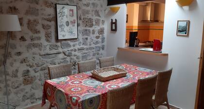 Gîte le Lieu Plaisant. 3 stars. Inner courtyard. In Saint Guilhem-le-Desert.