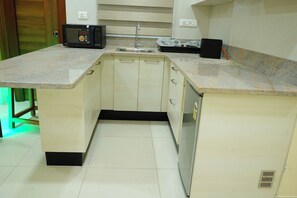 Private kitchen - AM SUITES LUXURY SERVICE APARTMENTS (Hyderabad)