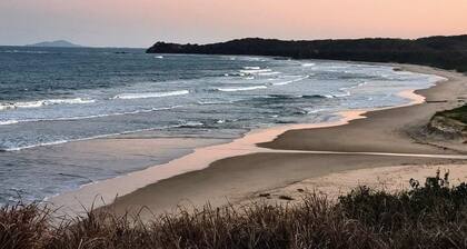 Belle Vue, amazing views and river front in Urunga