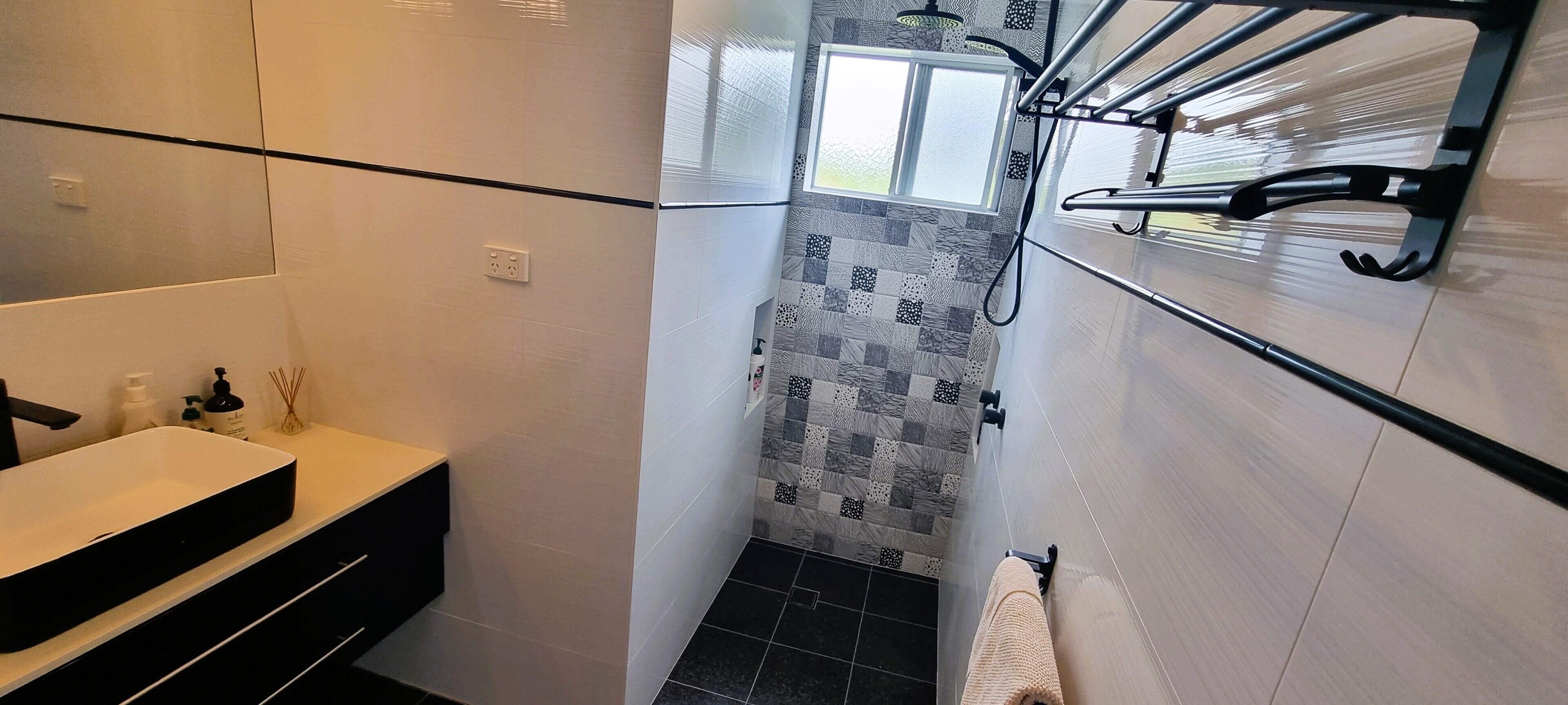 Douche, sèche-cheveux, serviettes fournies, savon