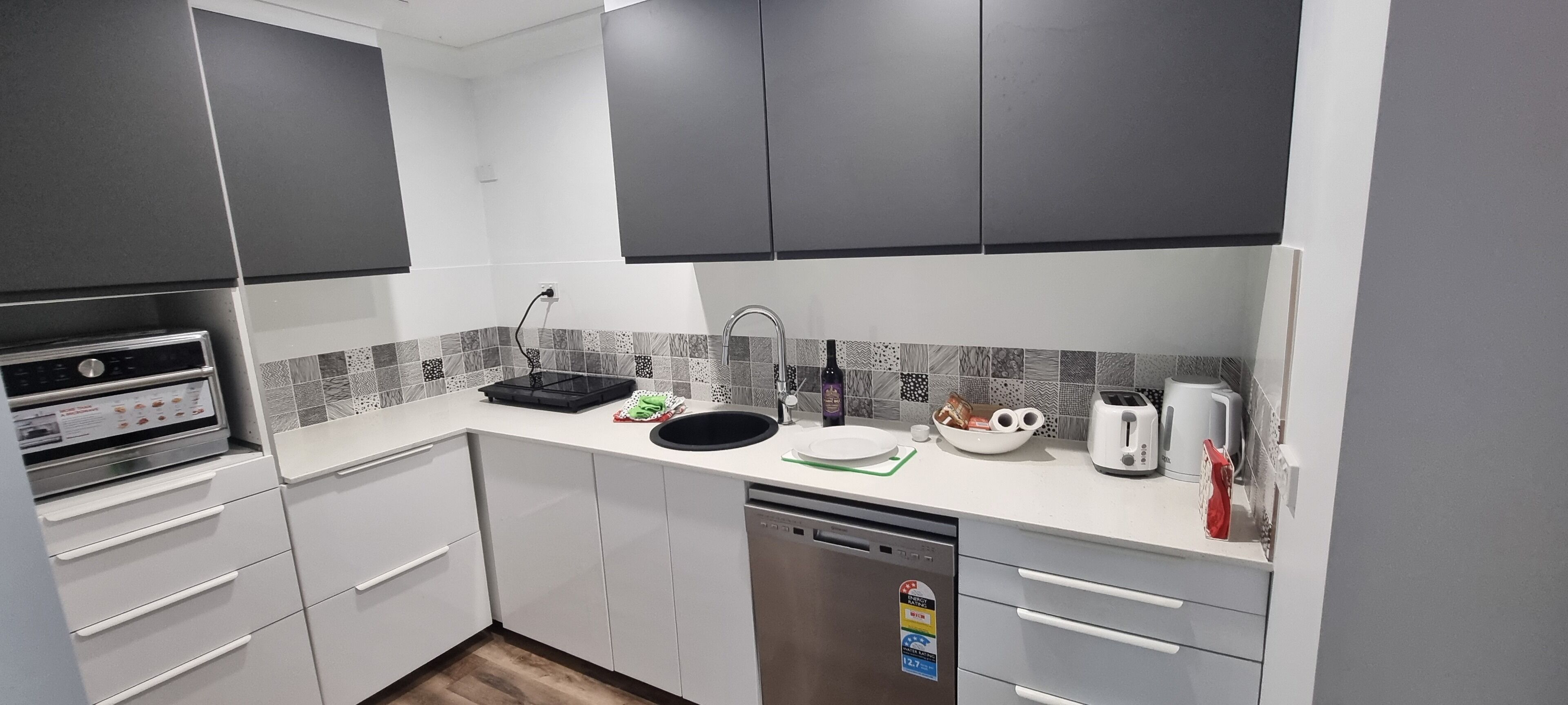 Een microgolfoven, een oven, een kookplaat, een vaatwasser