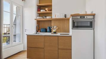 Réfrigérateur, micro-ondes, four, plaque de cuisson