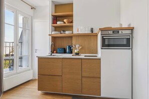 Réfrigérateur, micro-ondes, four, plaque de cuisson