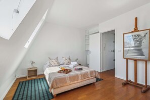 1 chambre, bureau, fer et planche à repasser, lit parapluie