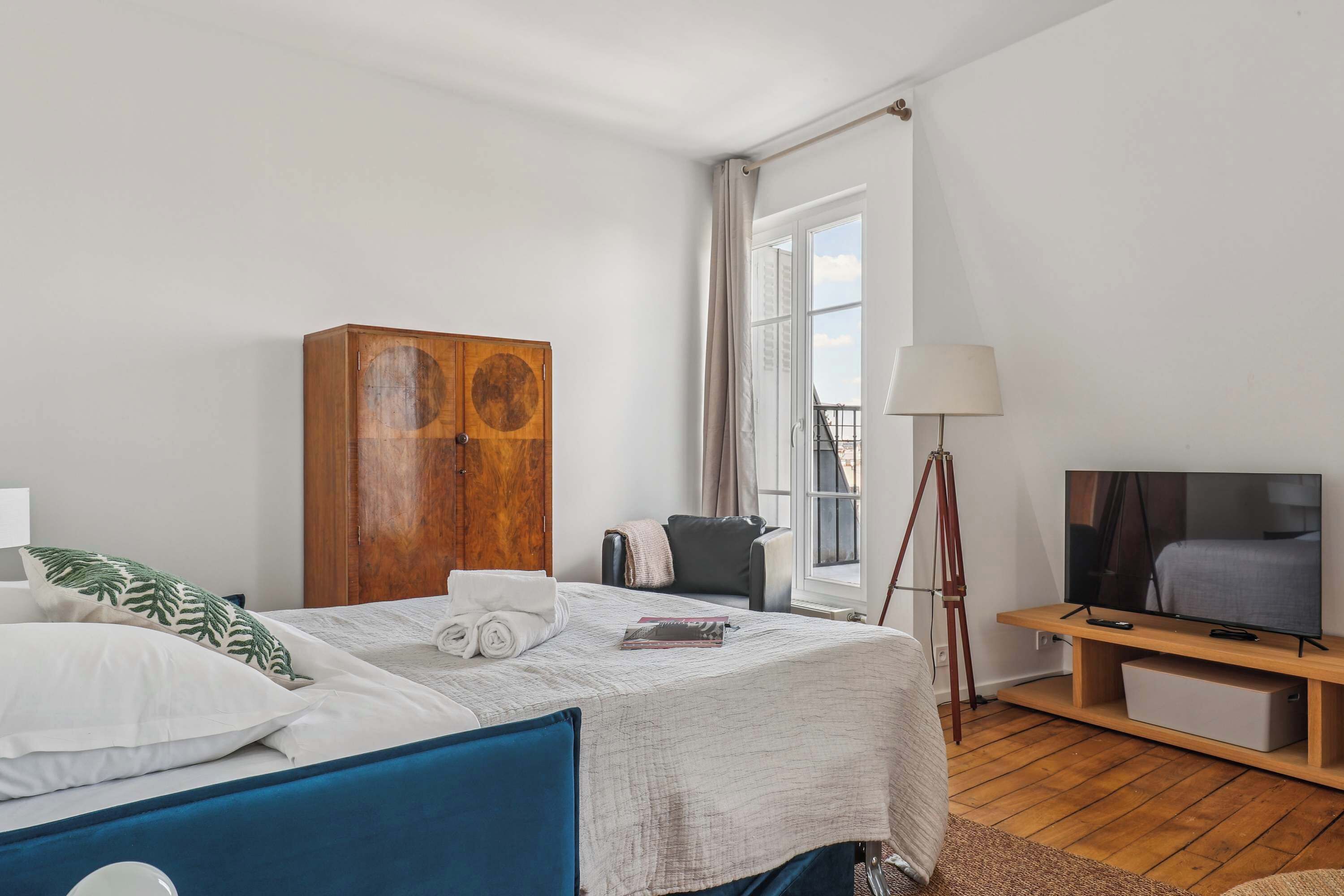 1 chambre, bureau, fer et planche à repasser, lit parapluie