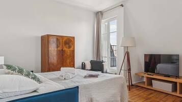 1 chambre, bureau, fer et planche à repasser, lit parapluie