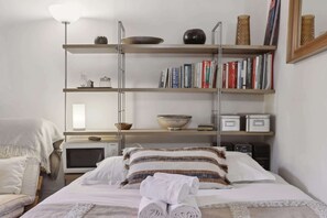 1 chambre, bureau, fer et planche à repasser, lit parapluie