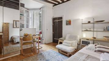 1 chambre, bureau, fer et planche Ă repasser, lit parapluie